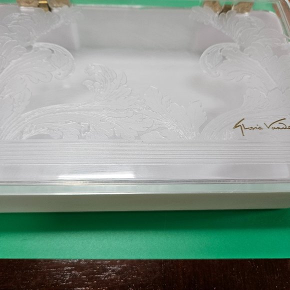 vintage Gloria Vanderbilt hinged embossed plastic vanity box! - Picture 1 of 8